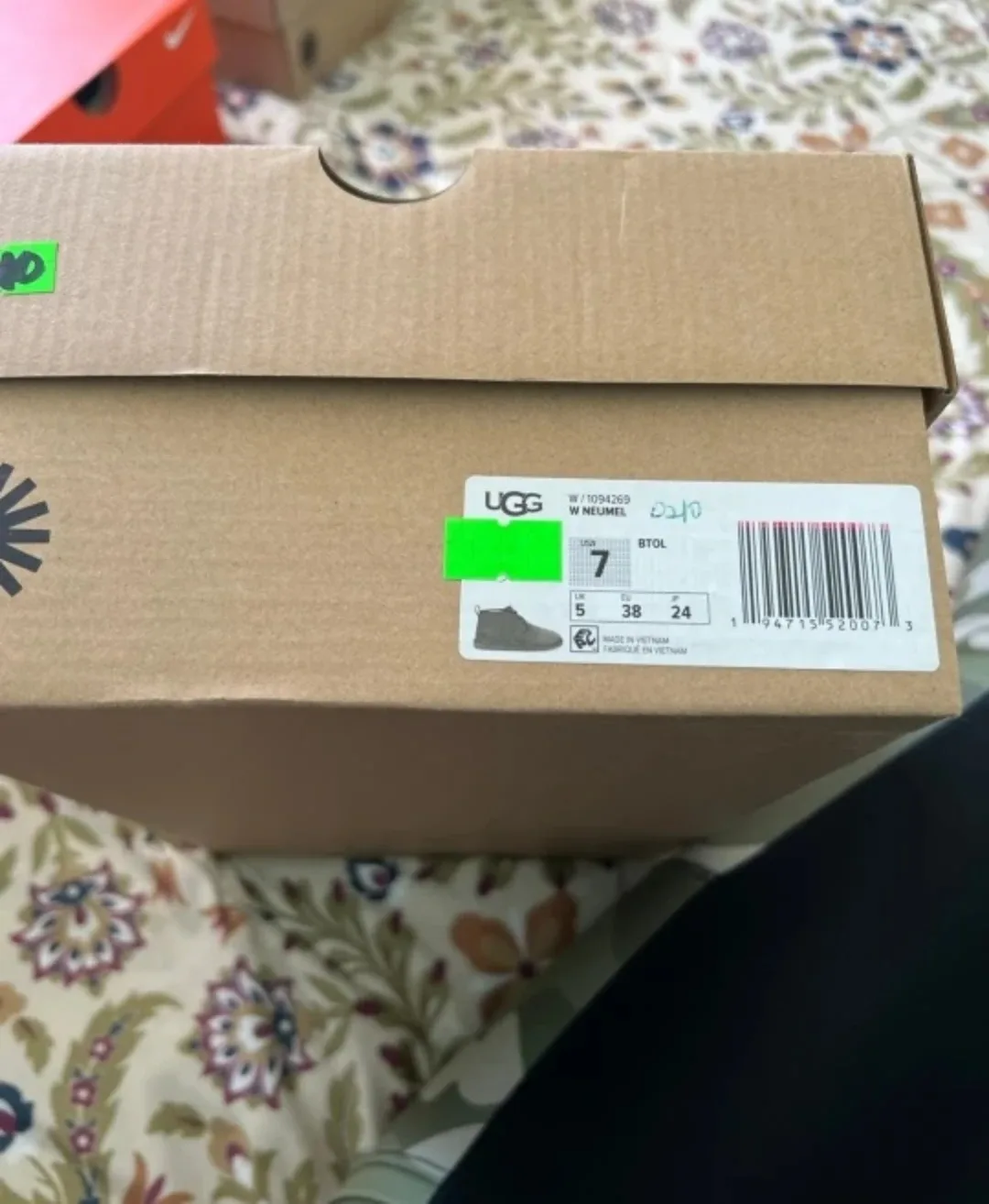 UGG Neumel Chukka Boots - Size 7 image indicator(5)