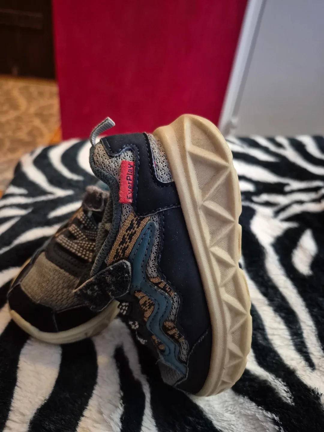 OshKosh B'Gosh Kids Sneakers - Size 6M image indicator(4)