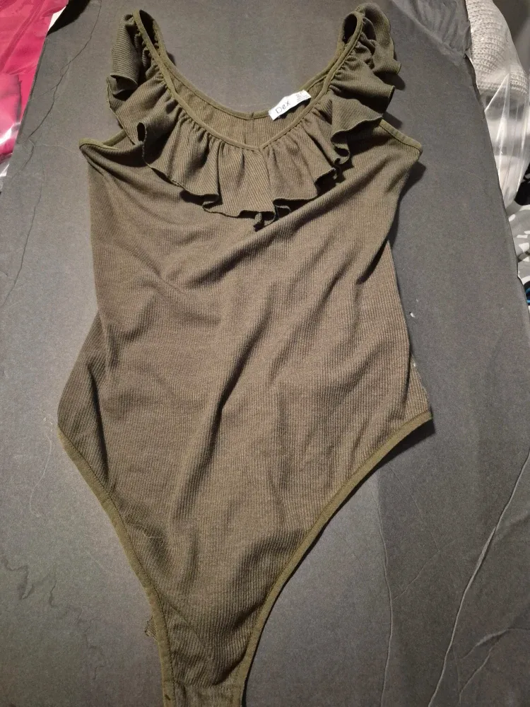 H&M Beige Bodysuit - Size M image indicator(3)