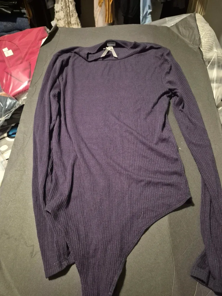 H&M Beige Bodysuit - Size M image indicator(5)