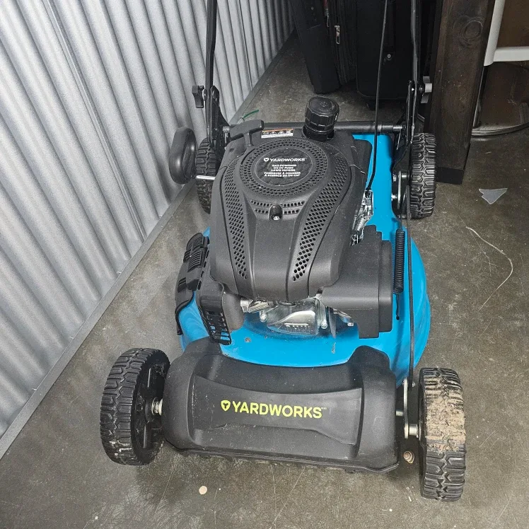 Yardworks Lawn Mower with Grass Catcher image indicator(3)