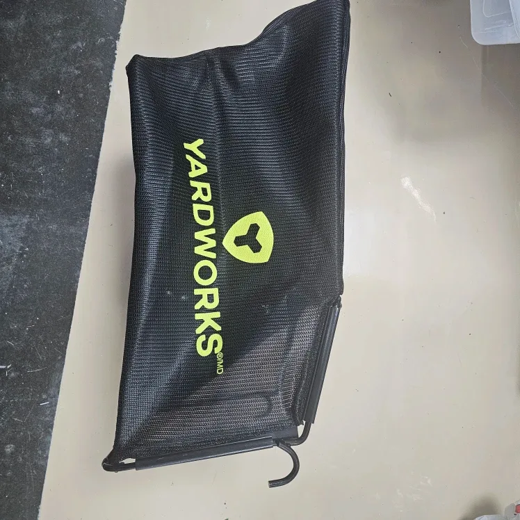 Yardworks Lawn Mower with Grass Catcher image indicator(4)