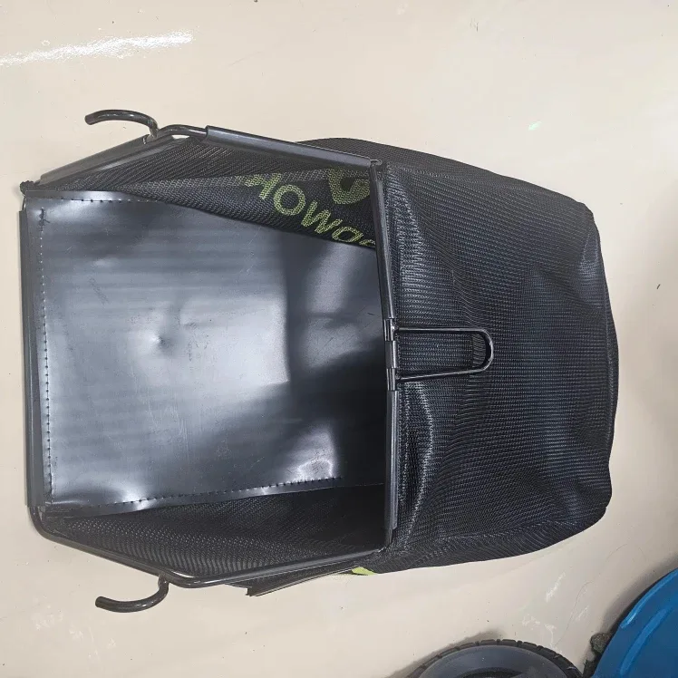 Yardworks Lawn Mower with Grass Catcher image indicator(6)