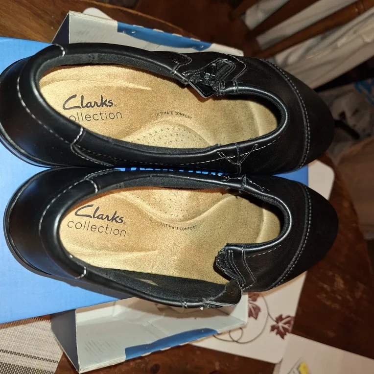 Clarks Petunia Black Leather Shoes - Size 9.5 image indicator(3)