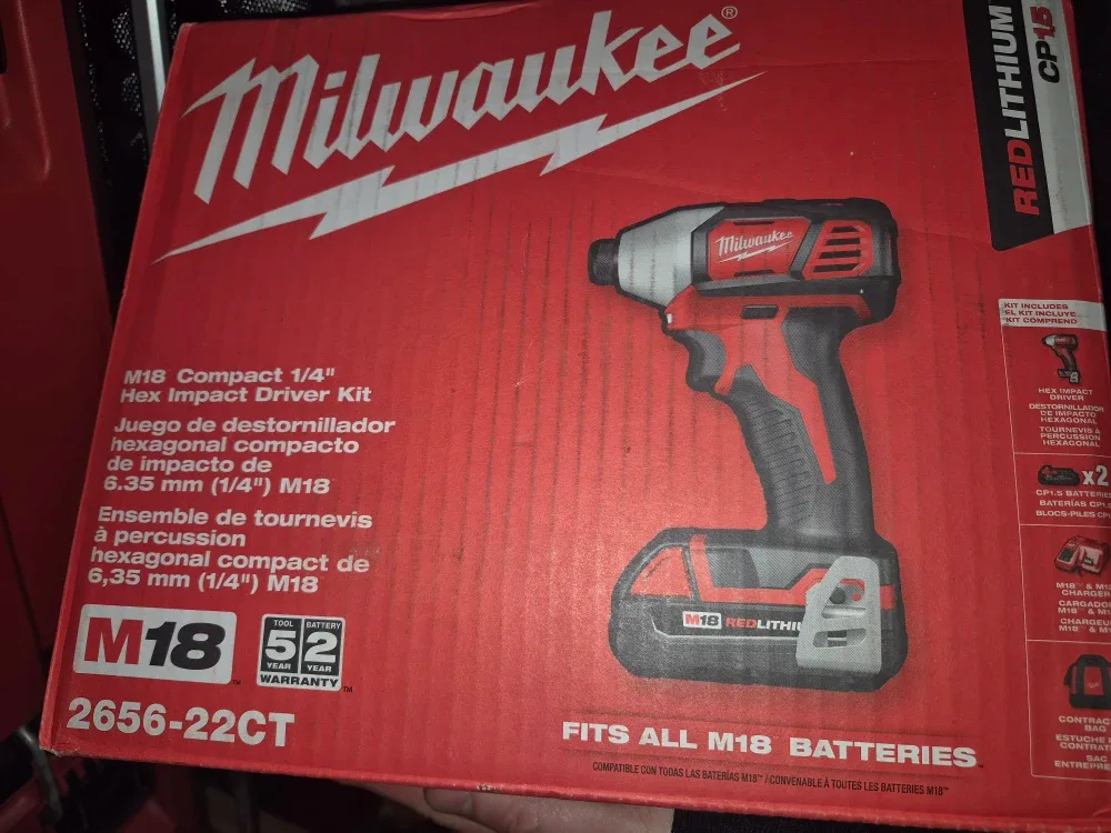 Milwaukee m18 compact 1/4" hex impact driver kit