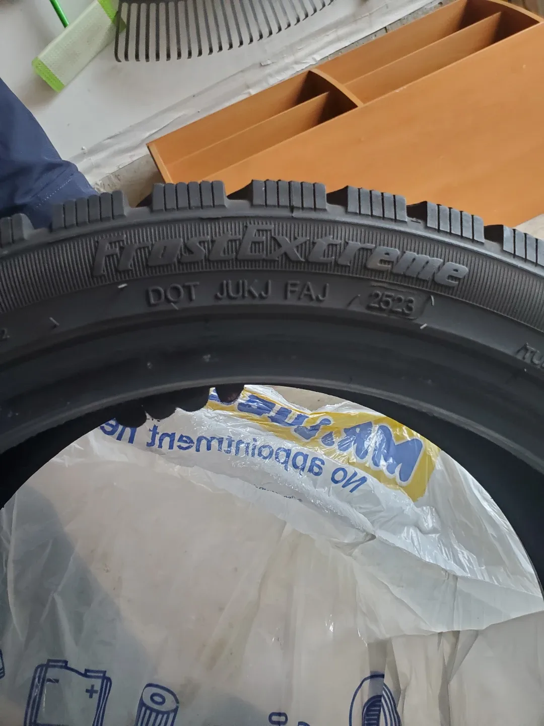 Winter Tires - Falken Eurowinter Extreme SW606 - 215/45R17 image indicator(2)