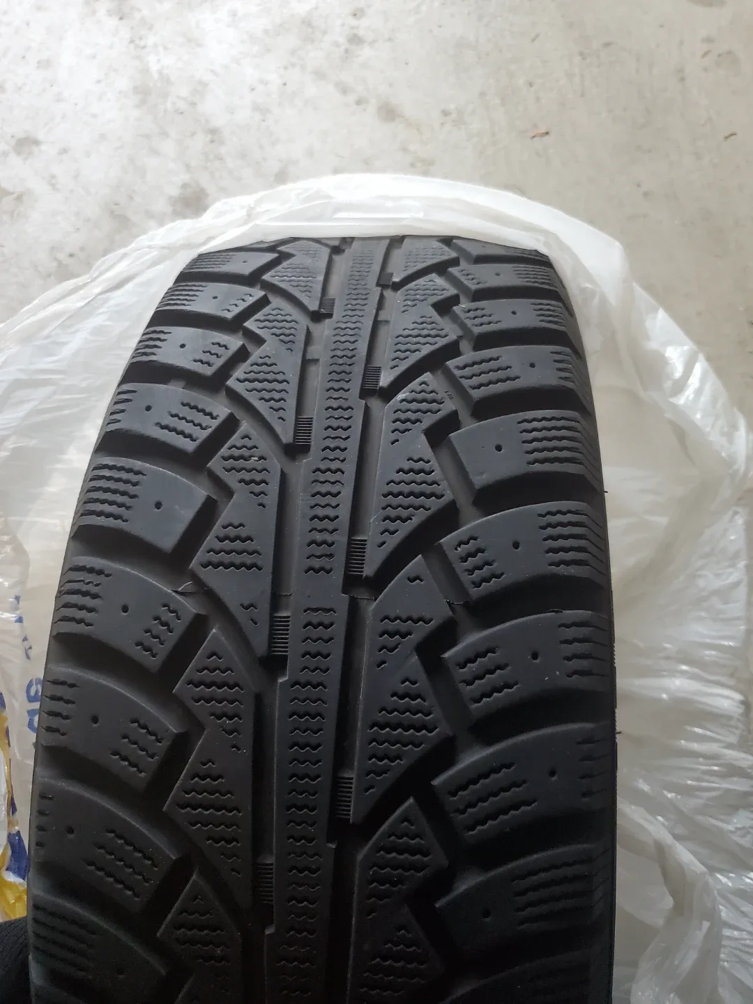 Winter Tires - Falken Eurowinter Extreme SW606 - 215/45R17 image indicator(3)