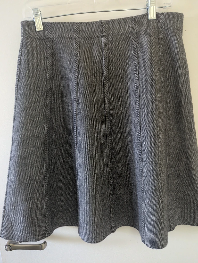 Chelsea & Theodore Grey Skirt - Size M - photo 2