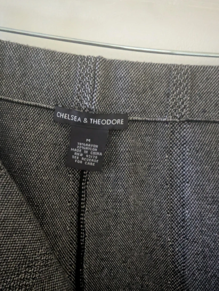 Chelsea & Theodore Grey Skirt - Size M - photo 3