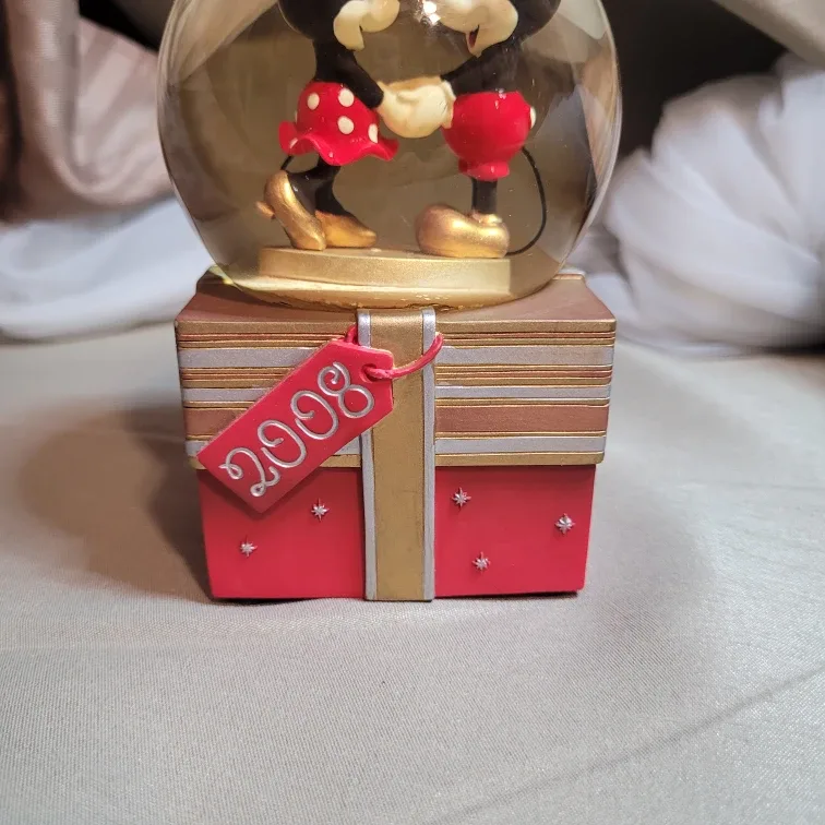 Mickey & Minnie Mouse 2008 Exclusive Solid Globe Disney Store image indicator(3)