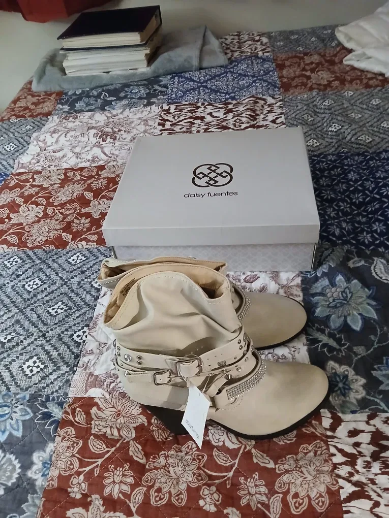 Daisy Fuentes boots size 10 medium image indicator(2)