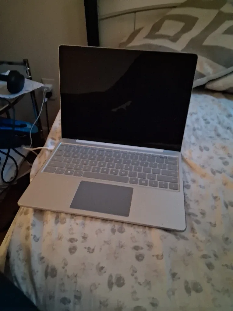 Microsoft Surface Laptop image indicator(3)