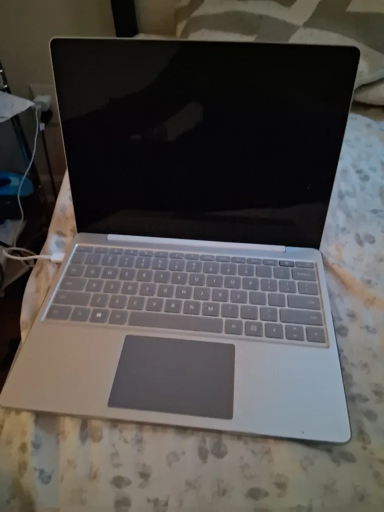 Microsoft Surface Laptop image indicator(4)