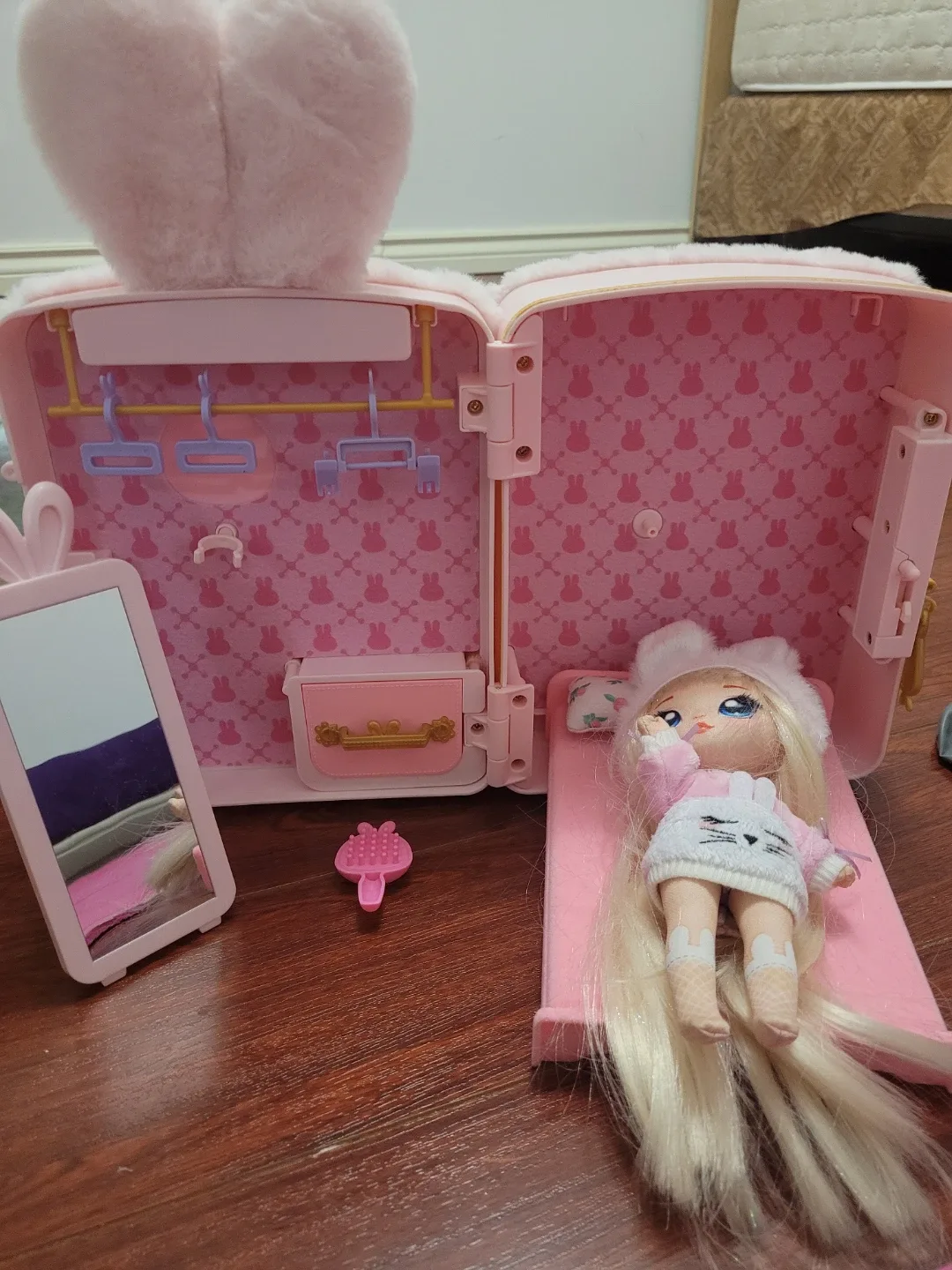 Na! Na! Na! Surprise Bedroom Backpack Playset image indicator(3)