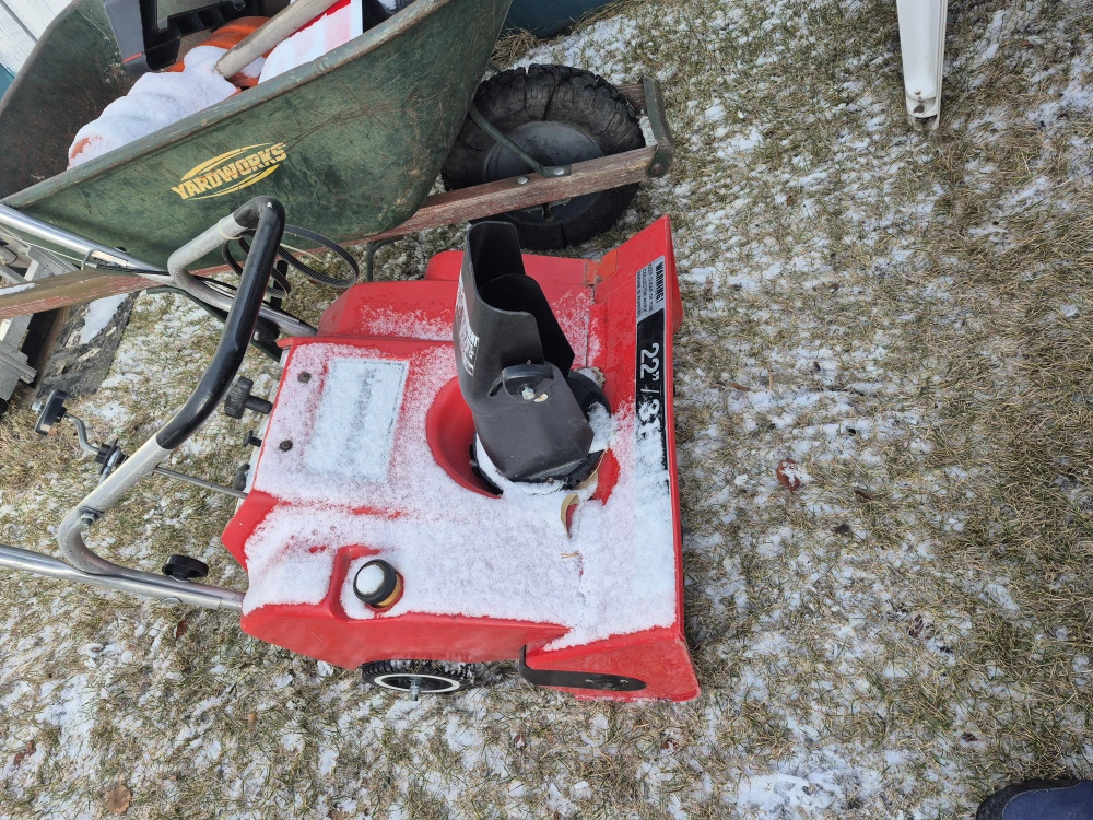 Yardworks 22" Snow Thrower - photo 4