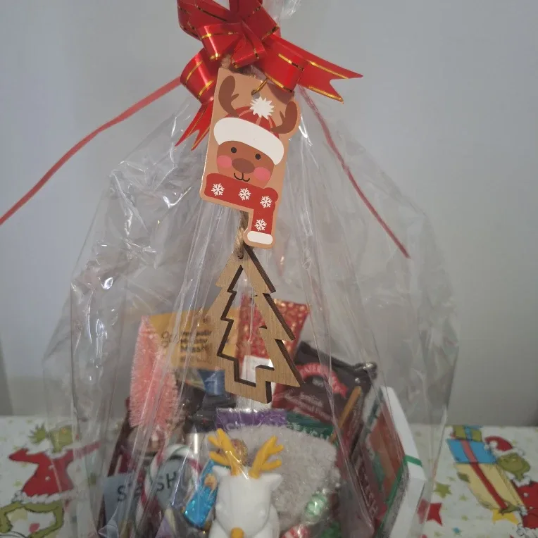 Holiday Gift Basket with Goodies image indicator(2)