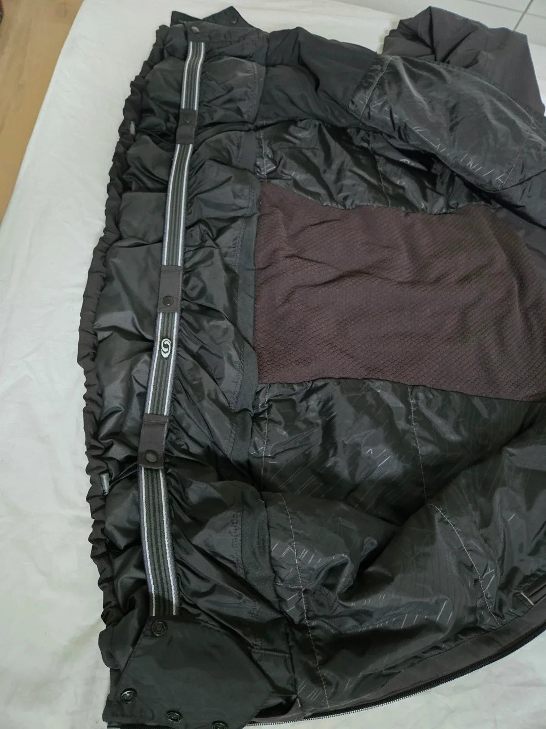 Salomon Insulated Hooded Jacket; Black; great condition,  size M image indicator(4)