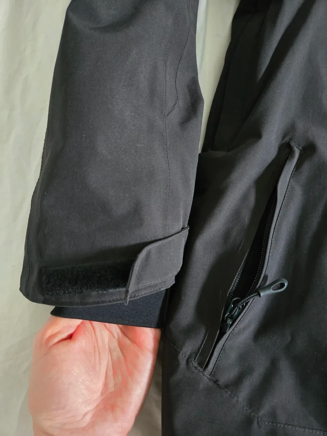 Salomon Insulated Hooded Jacket; Black; great condition,  size M image indicator(9)