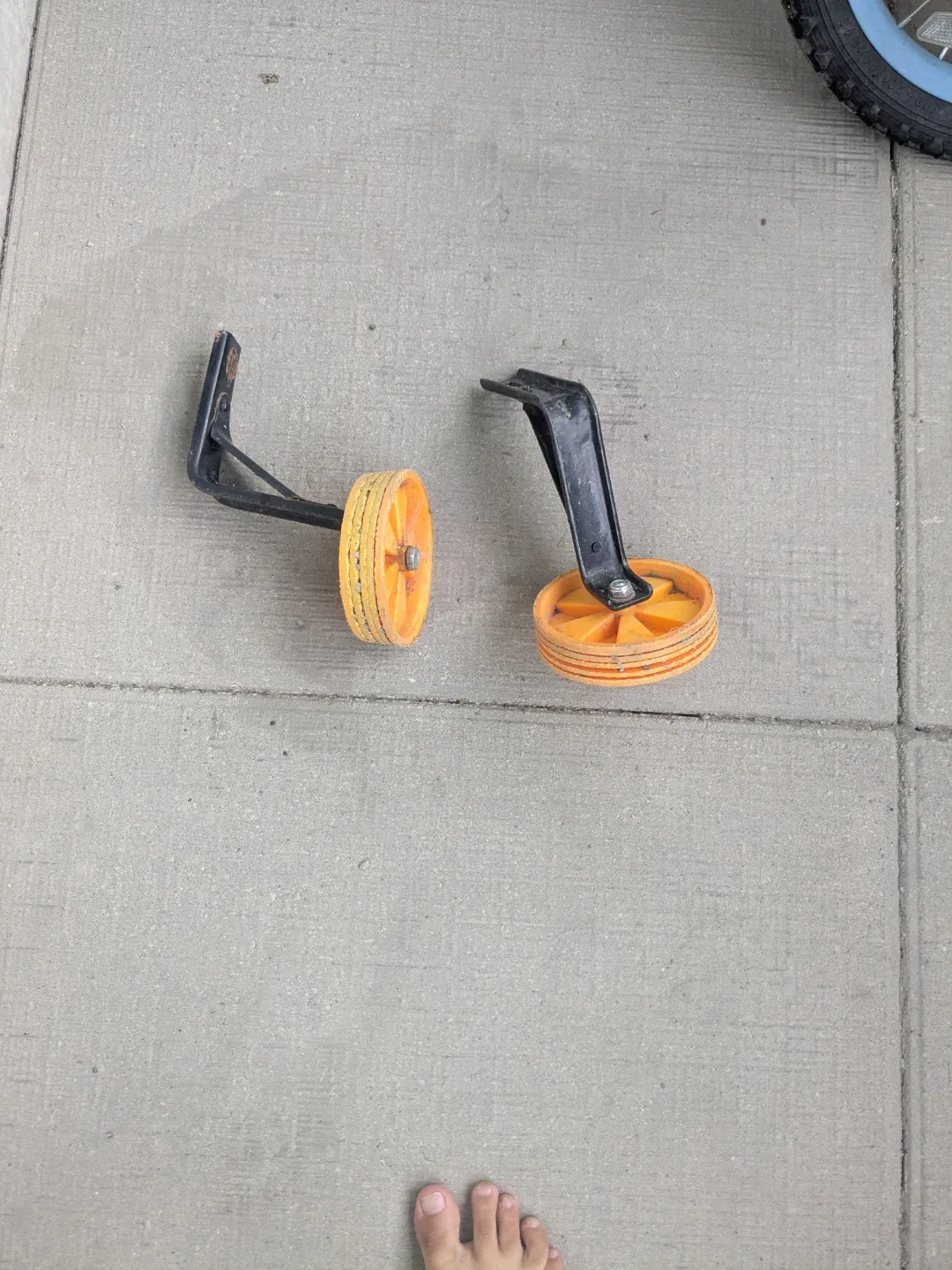 Paw Patrol Bike with training wheels for 5-7yrs image indicator(2)