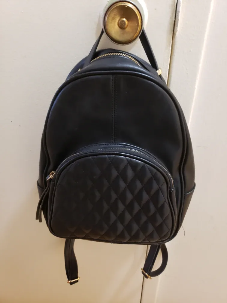 Black Backpack image indicator(3)