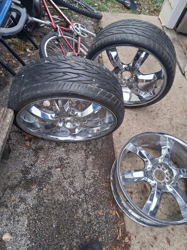 Chrome Wheels and Tires Set image indicator(3)