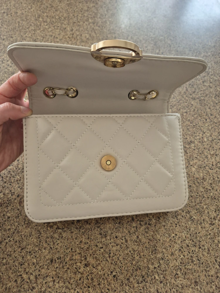 White Quilted Chain Bag with Pearl Detail - photo 4
