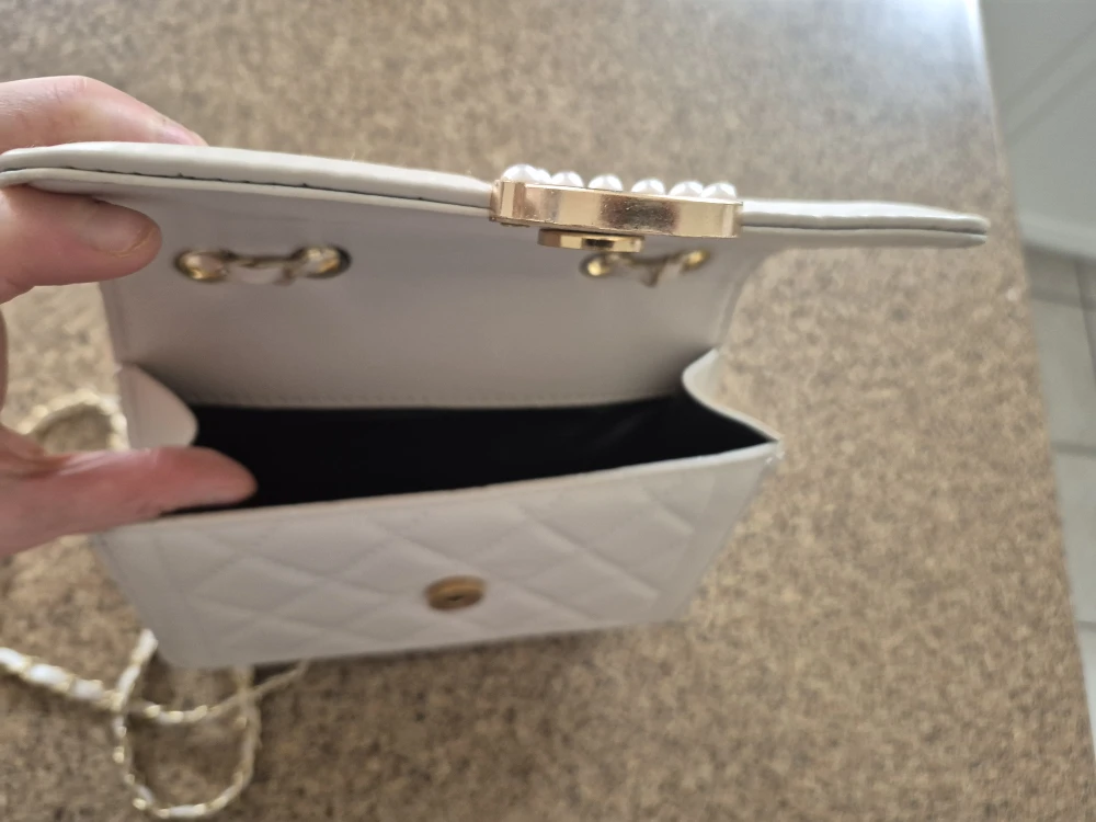 White Quilted Chain Bag with Pearl Detail - photo 5