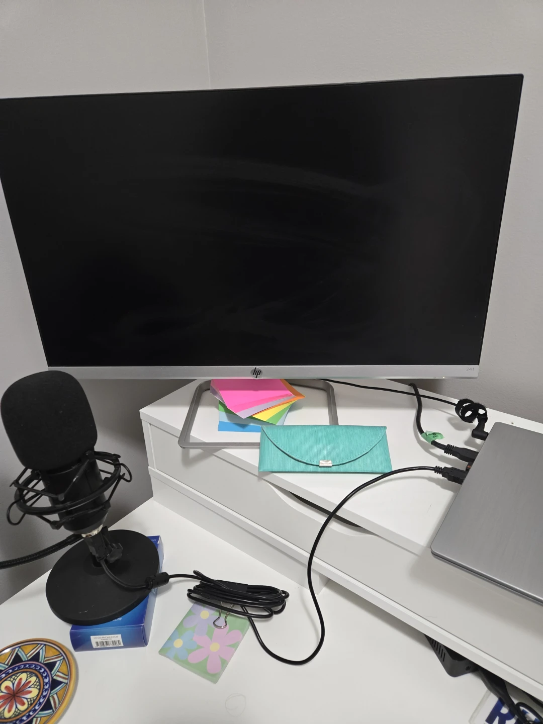 IKEA STANDING DESK | HP MONITORS - photo 2