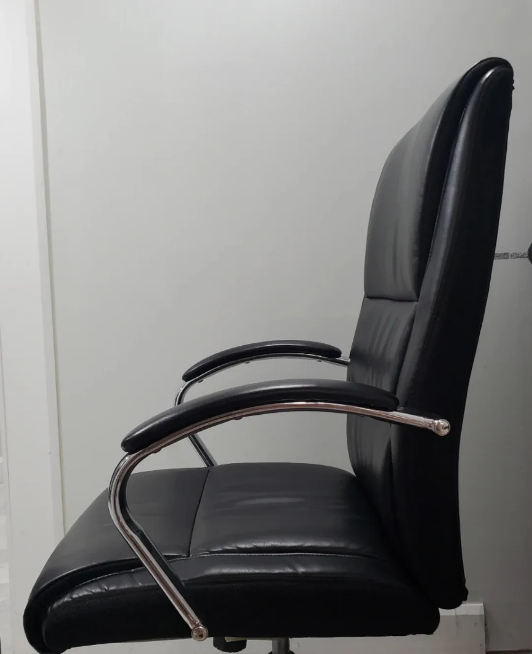 Costco Executive Black Office Chair image indicator(2)