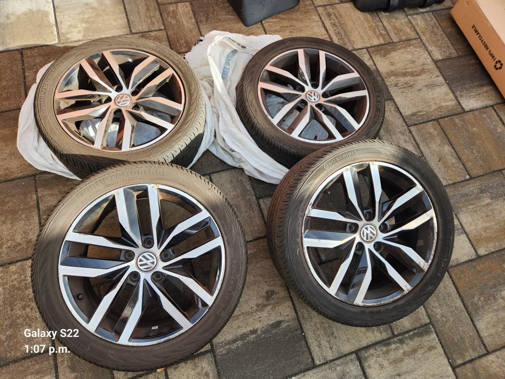 Volkswagen Wheel with All-Season Continental Tires 225/45 R17 image indicator(7)