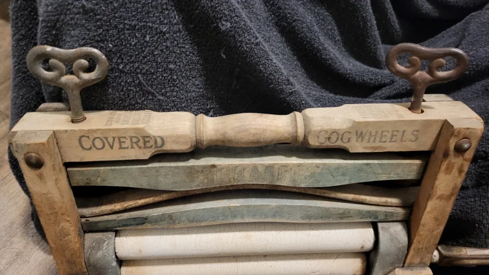 Antique Covered Cog Wheels Clothes Wringer image indicator(2)