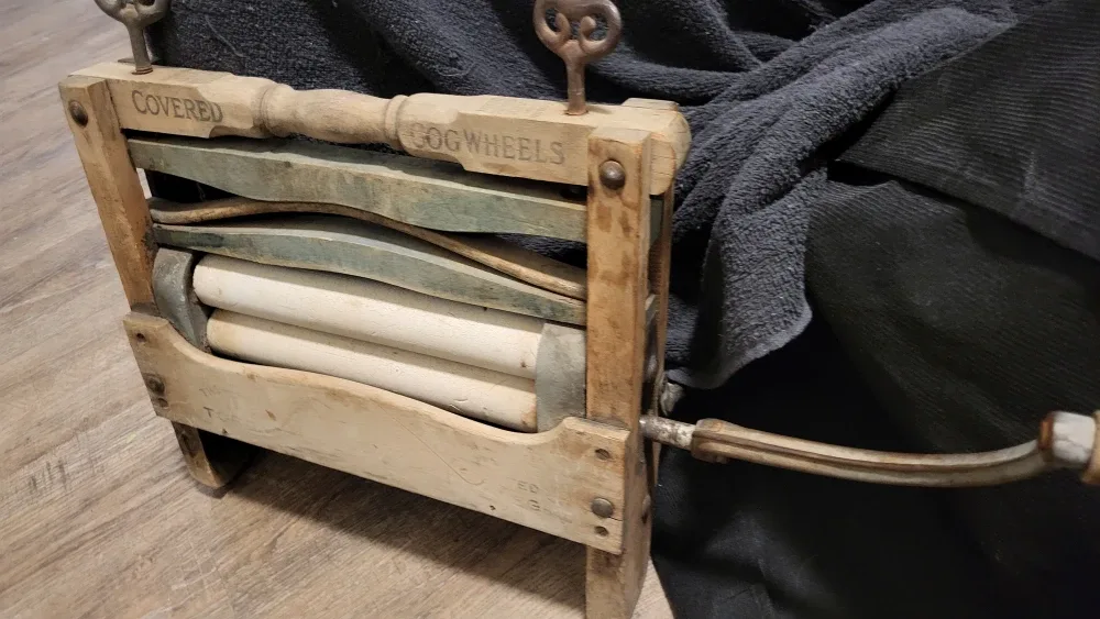 Antique Covered Cog Wheels Clothes Wringer image indicator(3)