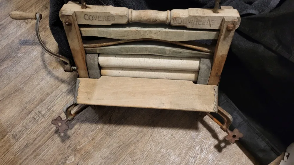 Antique Covered Cog Wheels Clothes Wringer image indicator(4)
