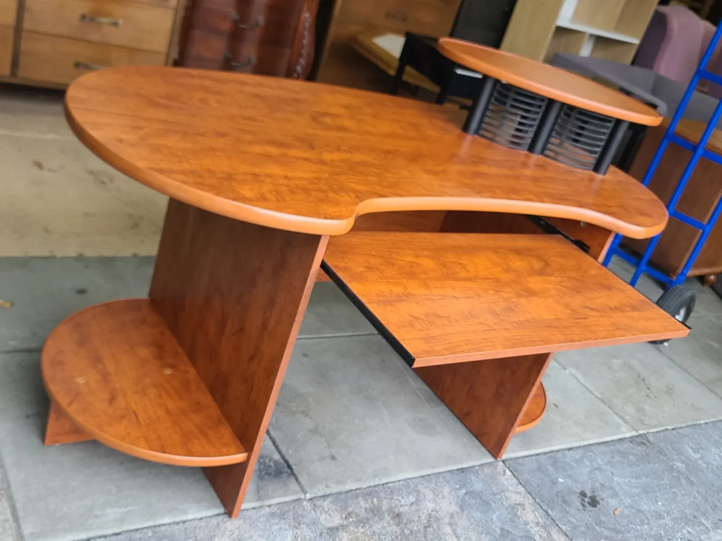 Kidney Shape Desk with Keyboard Tray image indicator(5)