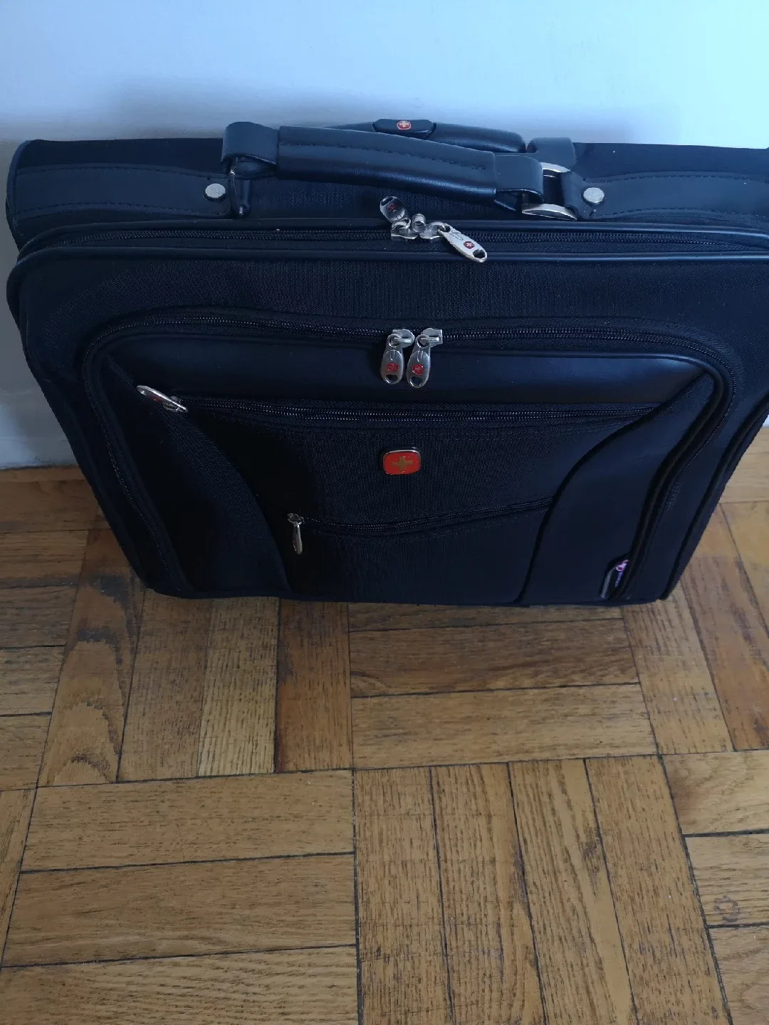 Wenger Black Rolling Carry-On Luggage image indicator(2)