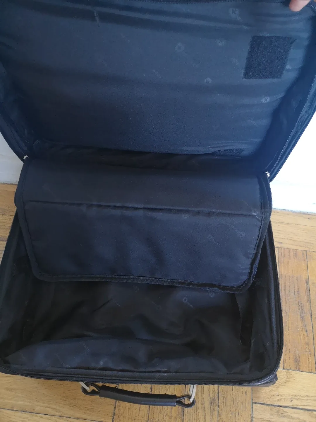 Wenger Black Rolling Carry-On Luggage image indicator(7)