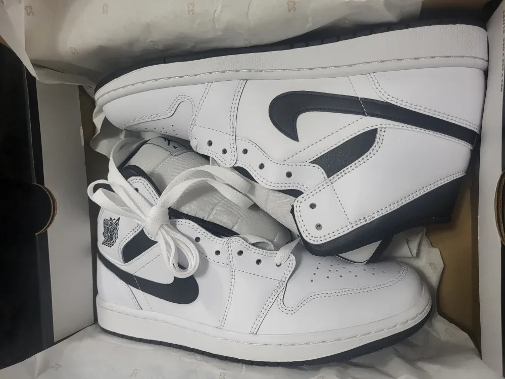 Air Jordan 1 Mid White/Black - Size 10