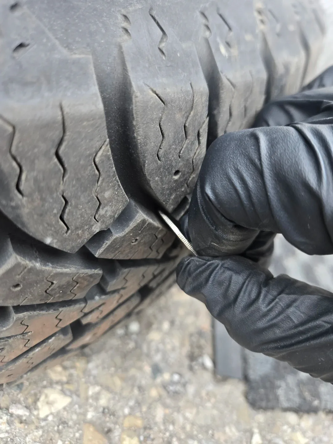 GOOD YEAR Almost new toyota MATRIX 2005 Winter tires image indicator(2)