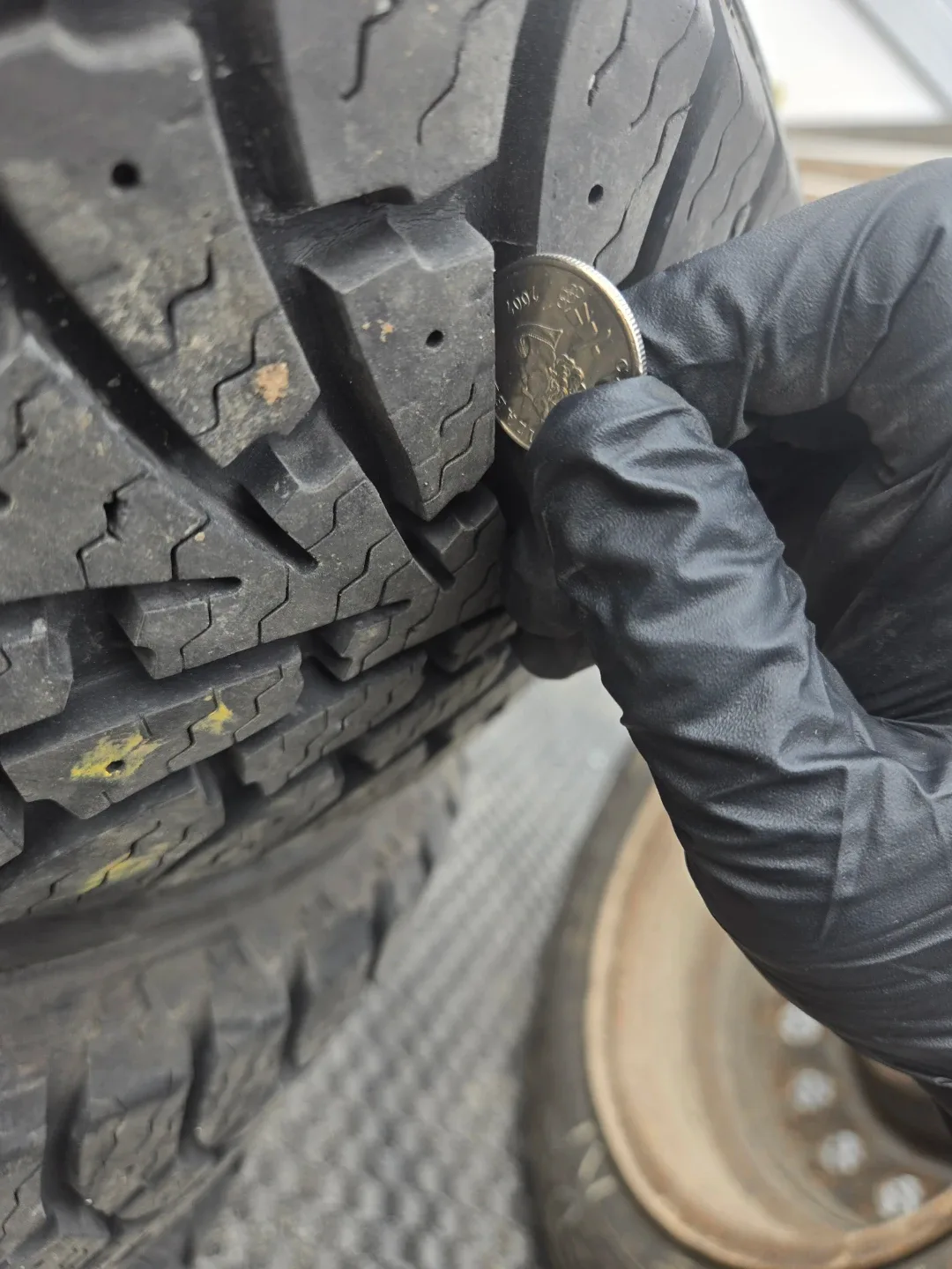 GOOD YEAR Almost new toyota MATRIX 2005 Winter tires image indicator(4)