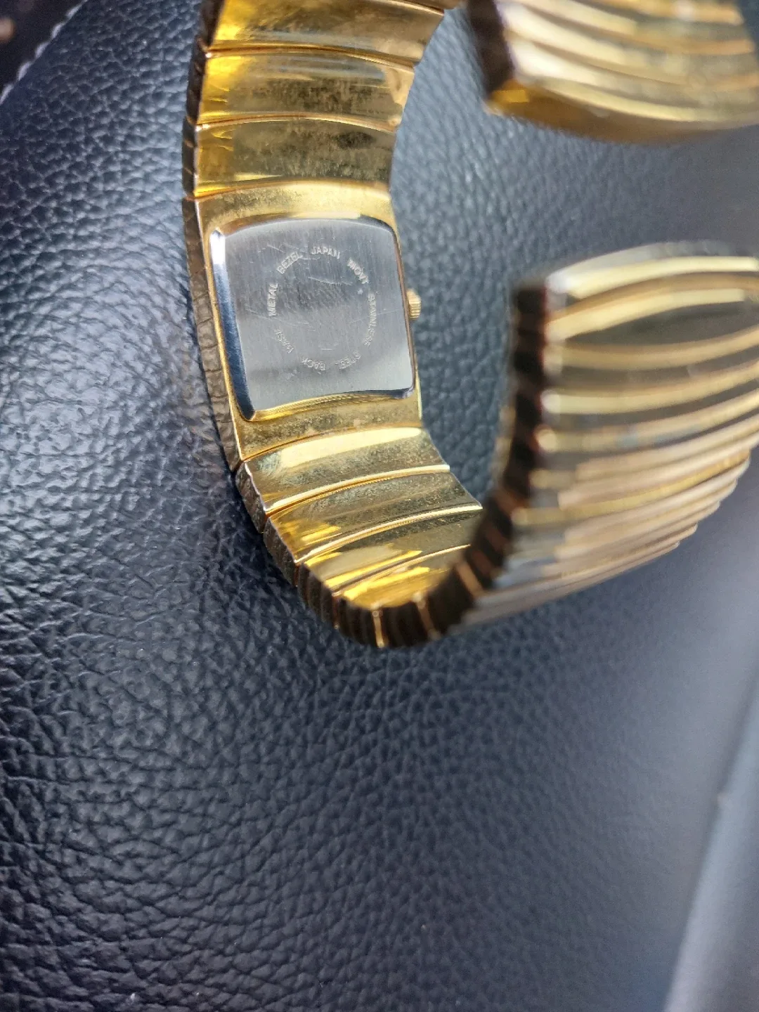 Persona Quartz Gold Tone Watch image indicator(2)