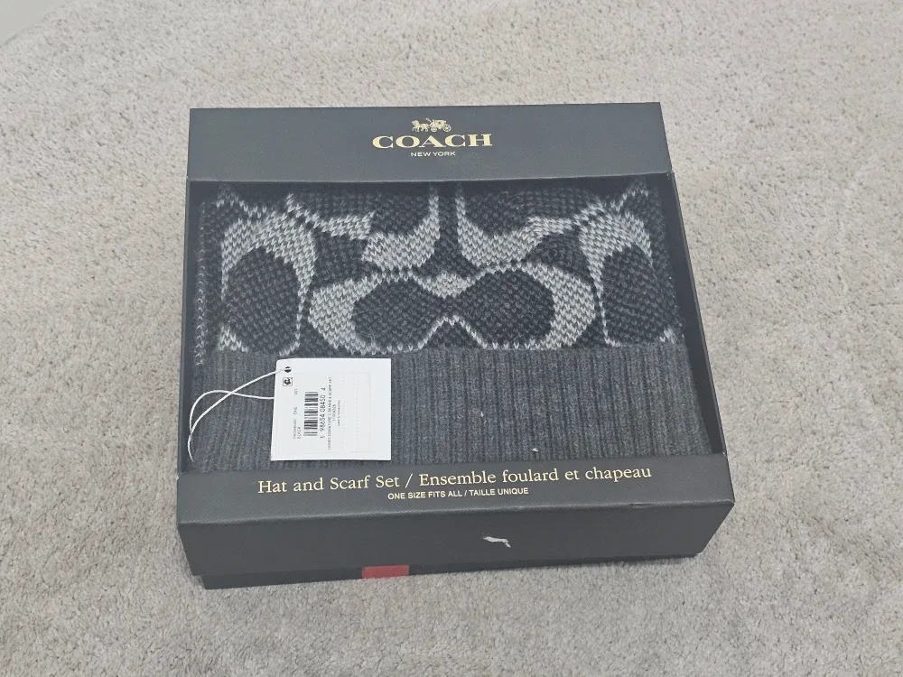BNWT COACH Hat and Scarf Set image indicator(3)