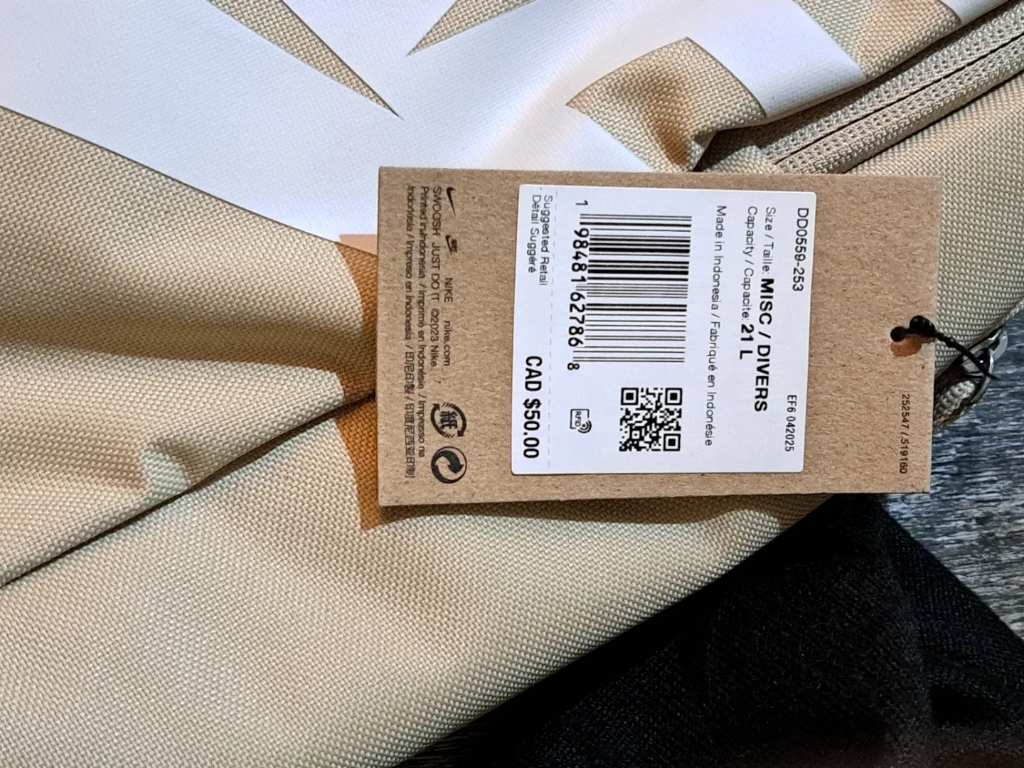 Nike Backpack - 21L Capacity image indicator(3)