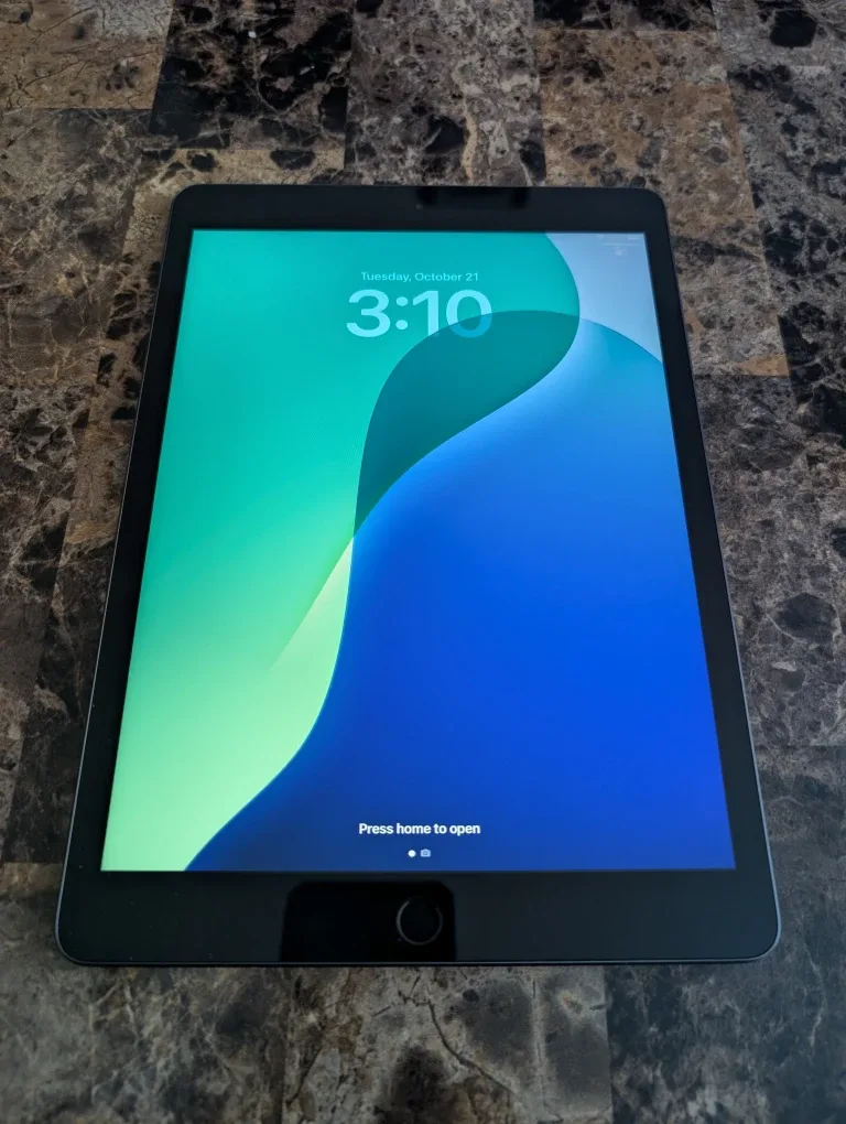 Apple iPad 8th Gen 32GB - Great Condition!