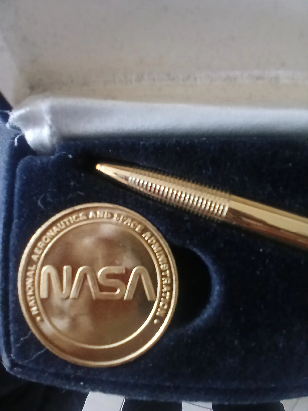 Fisher Space Pen Gold with NASA Coin image indicator(3)