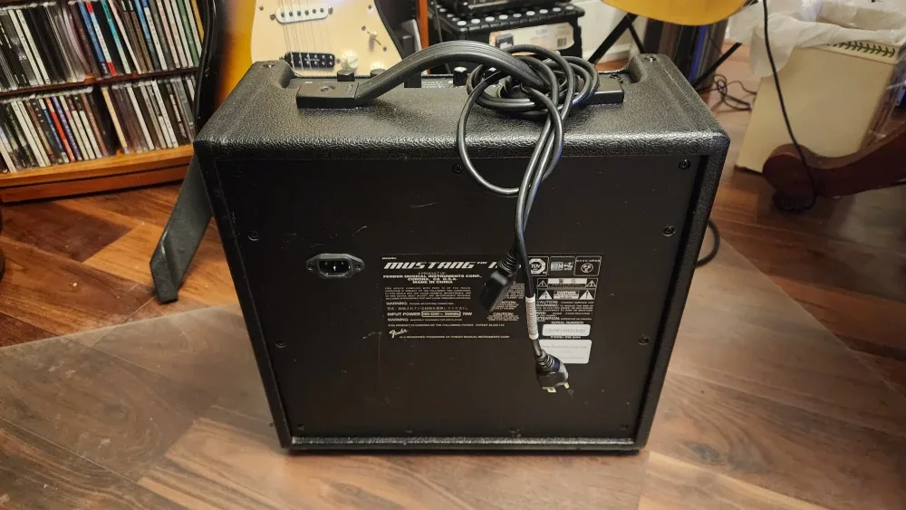 Fender Mustang I V.2 Guitar Amplifier image indicator(2)