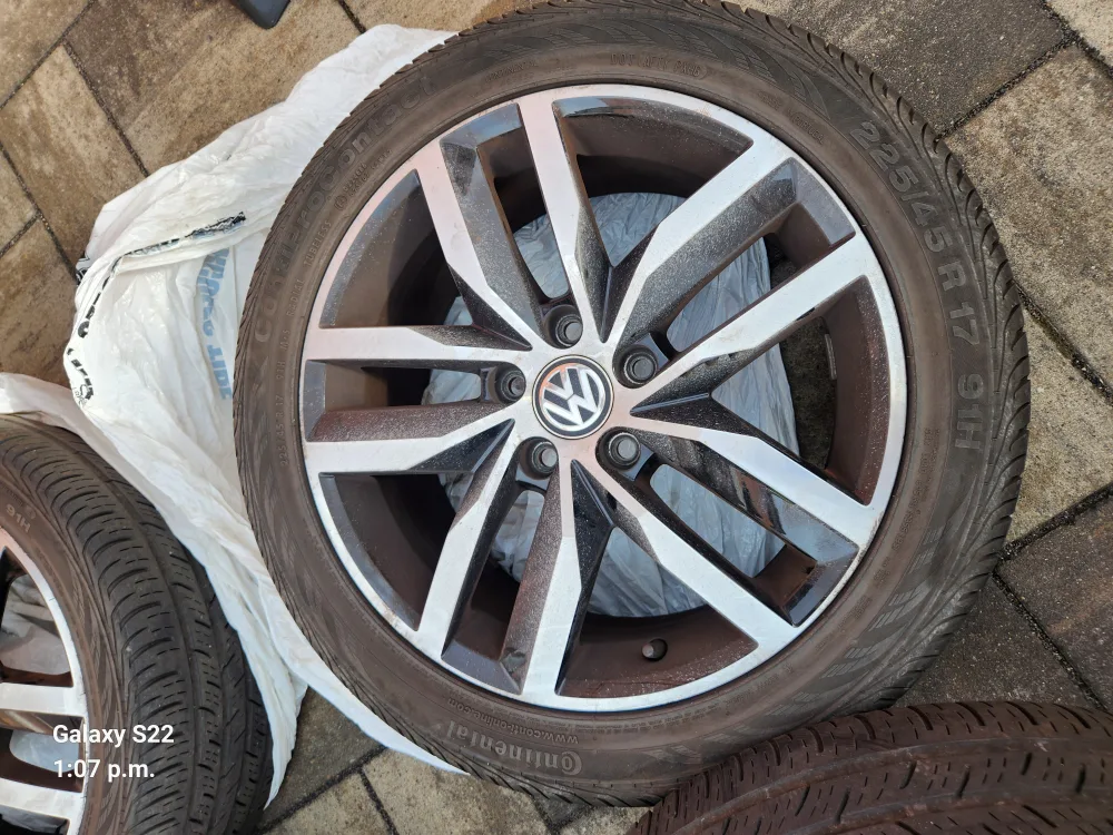 Volkswagen Wheel with All-Season Continental Tires 225/45 R17 image indicator(4)