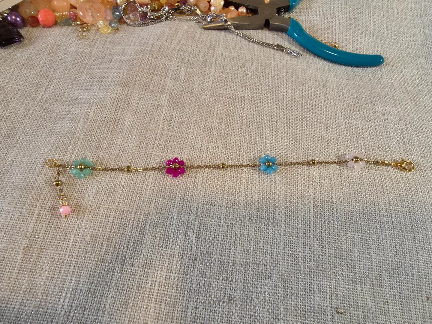 Handmade Flower Bead Bracelet image indicator(5)