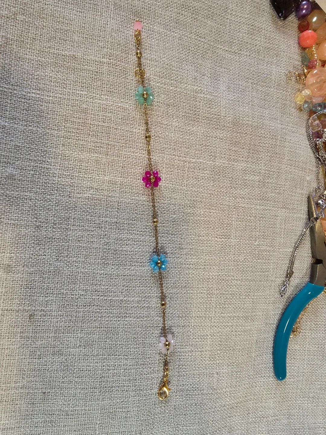 Handmade Flower Bead Bracelet image indicator(6)