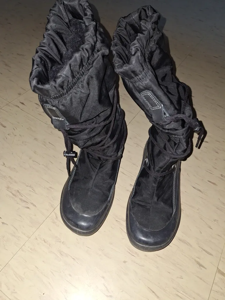 Ecco Black Winter Boots - Size 8