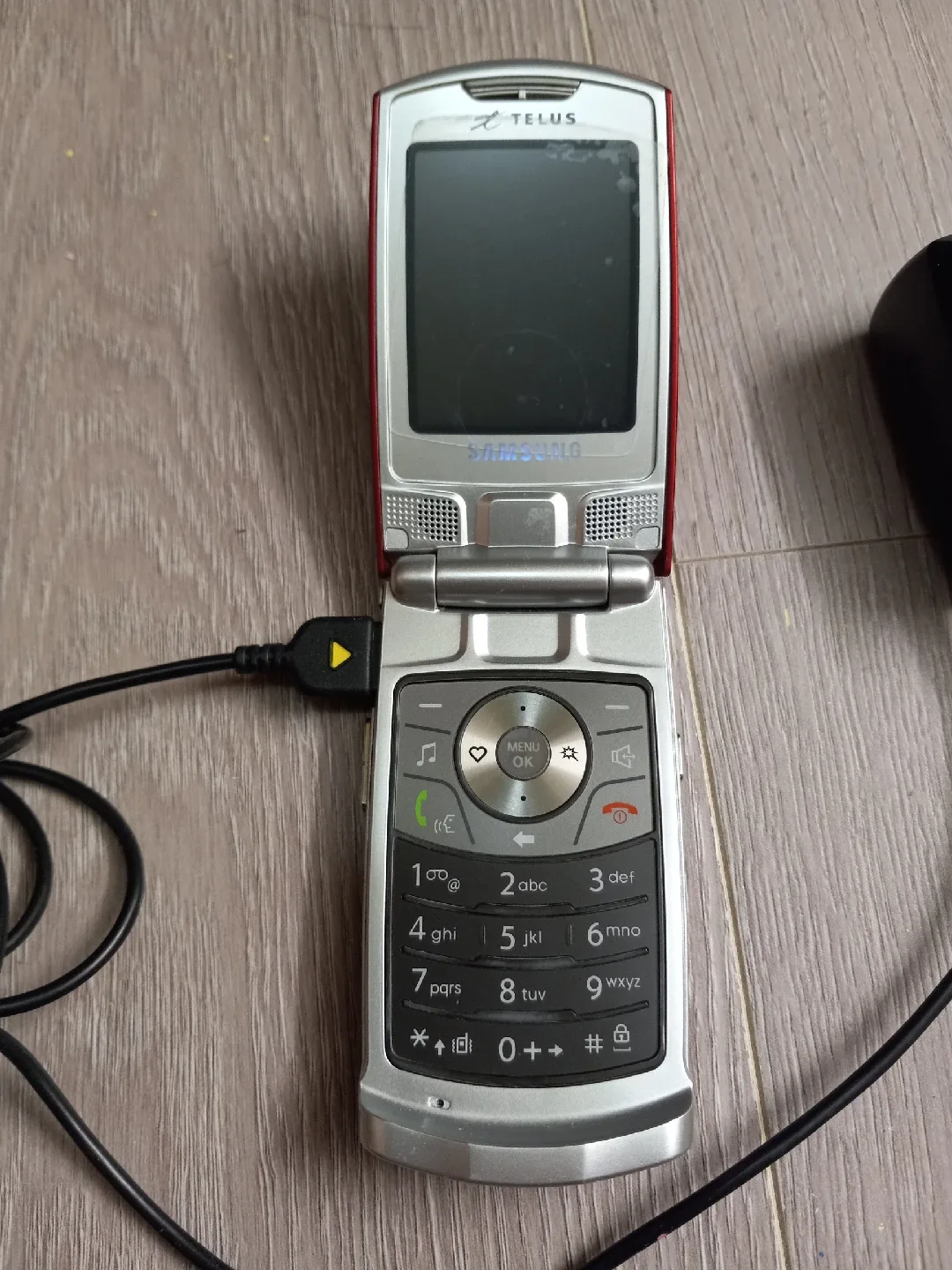 Samsung Telus Flip Phone 🥕 image indicator(3)